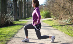 慢跑前請你跟我這樣拉！7個跑步前要做的伸展動作 跑步、慢跑、伸展、暖身、動作