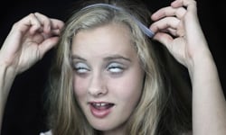 翻白眼、披頭散髮也要拍？人拍成鬼搞笑攝影集 Julia Peirone、女孩、翻白眼、不完美、攝影