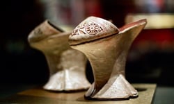 還好現在沒流行這些？7個致命的危險時尚 高底鞋、纏足、束腹、布衣病、Muslin Disease