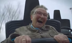 78歲第一次搭雲霄飛車的反應是...？老奶奶的高空挑戰初體驗 奶奶、雲霄飛車、Ria、挑戰、新鮮