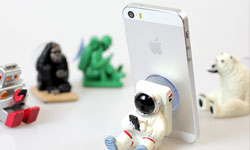 累了就坐下來當低頭族吧！揹揹小人滑手機吸盤固定座 揹、背、手機架、手機座、可愛、萌、太空人、士兵、外星人、北極熊、猩猩、Motif