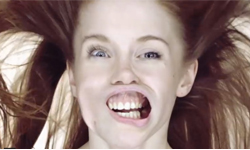 風大時瞬間變瘋婆子！飄逸長髮的另類困擾 長髮、困擾、林志玲、名模、夢幻、幻滅、上廁所、蠟燭、食物、吹風機、颱風、凌亂、整理、馬尾