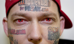 色情網址紋滿臉！面部刺青男辛酸誰人知 人皮衣、色情、網址、紋身、臉部