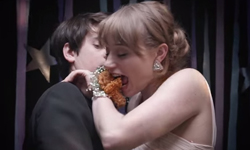 邀請女孩參加舞會用這個？速食業者順勢推出炸雞胸花 舞會、KFC、炸雞、胸花、舞會、美國、畢業季、女生