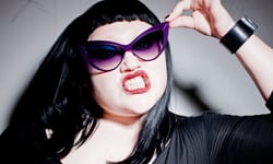 跟著貝絲蒂朵這樣做！10招掌握大尺碼女孩穿搭技巧 貝絲蒂朵、大碼、時尚、性感、流行、Beth Ditto、厚片、穿搭、龐克、橫條紋、平底鞋、圖騰、經典