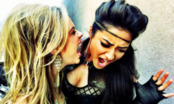 衰女向惡友抱怨什麼事？瞬間被翻臉、圍毆成豬頭 圍毆、女、暴力、攻擊、殺死、恐怖、朋友、衰女、女子、女性、女人、翻臉、開扁、痛扁、痛毆、毆打、豬頭、細跟鞋、英國、大曼徹斯特郡、威根、Jacqueline Philips、Janet Atherton