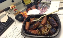 總是吃飯配工作？《傷心辦公室午餐》替你道出數不盡的哀傷 Sad Desk Lunch、Kira Fisher、傷心、辦公室、公司