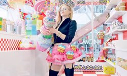 妞快報：搖滾形象消失？艾薇兒穿上蓬蓬裙大唱「Hello Kitty卡哇伊」 妞快報、艾薇兒、Hello Kitty