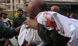 悲父抱亡子、清淚染鮮血…敘利亞政府毒氣屠殺人民 敘利亞、政府、毒氣、屠殺、人民