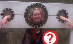 出遊遭幽靈纏身！古堡照片浮現鬼影嚇壞家人 靈異、照片、靈異照片、相片、古堡、監獄、前身、鬼影、幽靈、蘿莉、女童、維多利亞、家人、全家、闔家、出遊、出去玩、英國、爸爸、John Burnside、媽媽、Shona Backhouse、兒子、Johnthomas、約克城堡博物館、York Castle Museum