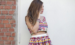 輕鬆駕馭短上衣！3撇步讓妳沒馬甲線也能穿Crop-top VOGUE、春夏、馬甲線、短上衣、女人味、小腹、高腰圓裙