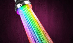 用彩虹淋浴！超浪漫LED蓮蓬頭特蒐 彩虹、淋浴、浪漫、洗澡、蓮蓬頭、水龍頭、特蒐、設計、發明、LED燈、燈、彩色、夢幻