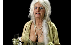 凱蒂佩芮放大絕！《生日快樂》MV 大玩反串、化老妝 GQ、凱蒂佩芮、超炫光、生日快樂、化老妝、世界巡迴演唱會