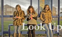 你是拿智慧手機的笨人類嗎？呼喚低頭族抬起頭來之詩《Look Up》 影片、Look Up、Gary Turk、低頭族、智慧型手機