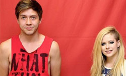 世界上最遙遠的距離！粉絲花上萬元和艾薇兒合照換來的卻是… 艾薇兒、Avril Lavigne、已哭、合照