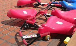 玩扭扭車犁田！童年時光愛不釋手的的玩樂設施 童年、玩樂、扭扭車、搖搖車、投幣式、遊樂設施、小時候