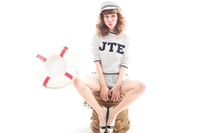 全白時尚這樣穿！純潔百分百的All in White穿搭技巧 愛女生、白色穿搭、窄管高腰褲、透明感、高腰裙褲、純潔