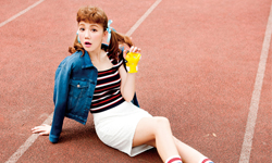 格紋和條紋不會搭？春夏格紋x條紋穿搭小撇步 愛女生、格紋、條紋、白色蕾絲窄裙、條紋襪、厚底鞋