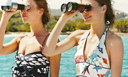 誰說一定要穿比基尼？不一樣的海灘決勝服裝教戰寶典 海灘、海邊、穿搭、夏天、玩水、沙灘、藤編、比基尼、泳裝、洋裝、海鮮、時尚、藍白、Crop top、露腰、曲線、指甲、指尖教室