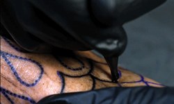 紋身槍一針一針狠扎進皮膚…讓人目不轉睛的刺青實況 刺青、紋身、紋身槍、實況、縮時