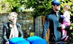 妞快報：雙胞胎小雷神冒出頭！克里斯漢斯沃一次抱三個小孩出遊 妞快報、克里斯漢斯沃、雷神、Elsa Pataky