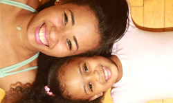 和媽媽在一起最快樂！3歲娃與母共舞《Happy》 媽媽、母親、共舞、舞蹈、跳舞、絕活、舞功、母女、女童、女孩、女娃、娃、明星、碧昂絲、蕾哈娜、菲董、Pharrell Williams、Rihanna、Beyoncé、End of Time、Grown Woman、Where Have You Been、Happy