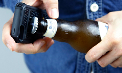 生日趴必備！兼具開瓶、打火機功能的超強手機殼 手機殼、手機、開瓶器、開瓶、酒瓶、點菸、打火機、點菸、點火、派對、玩樂