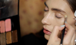 這些會讓妳變成「姐」！盤點會讓妳顯老的地雷彩妝術 vogue、彩妝、青春、珠光、飾底乳、粉底、蜜粉、亮紅唇、眼影、馬卡龍色