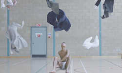 半裸男女展開奪衣大戰！網路購物之舞《Mine All Mine》 影片、跳舞、現代舞、網路購物、網購、Mine、NOWNESS