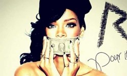 妞快報：蕾哈娜摔壞粉絲手機竟灑大錢賠罪？！網友：可以摔我的嗎？ 妞快報、蕾哈娜、粉絲、自拍、手機