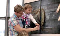 刷一下就可幫助弱勢兒童！有趣又可做善事的互動式刷卡捐款機 The Social Swipe、歐洲、德國、信用卡、刷卡、公益組織、機場、Misereor、善事、愛心、互動式捐款機