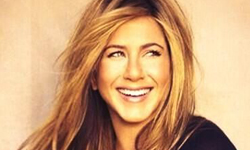 三天洗一次頭？珍妮佛安妮斯頓的美髮秘技 美髮、護髮、保養、修護、珍妮佛安妮斯頓、Jennifer Aniston、剪頭髮、剪髮、加盟、產品、事業、美麗、短髮、長髮、頭髮、icon、凱特摩絲、吉賽兒邦臣