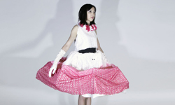 搭捷運也想leave me alone！伸縮自如的裙子讓你創造個人空間 人擠人、大眾運輸、裙子、新發明、Personal Space Dress