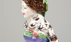 刺青無罪、叛逆有理！瓷娃肚破腸流、斷頭挖心 Jessica Harrison、The Painted Ladies、陶瓷娃娃、刺青、玫瑰、帆船、易碎物、顛覆、藝術