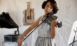 黑白卡通搬進真實世界！？藝術雙人組的古靈精怪紙牌屋 Zoey Taylor、David Connelly、藝術、有趣、卡通、可愛、紙牌屋、新鮮事、藝術