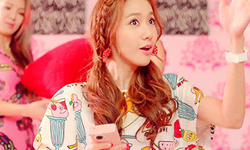 別讓太陽搶走妳的光芒！用彩虹妝扮迎接盛夏的4個小撇步 彩虹、彩色、夏天、眼線、妝容、穿搭、女生、時尚、配件、單品