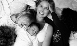 看起來就像姊姊抱弟弟！超模們與小孩的溫馨親子時光 母女、超模、親子、Supermodel、Model