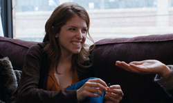 安娜坎卓克變酒鬼？女孩探討自我喜劇《Happy Christmas》今夏溫馨上映 電影、Happy Christmas、安娜坎卓克、Anna Kendrick、Lena Dunham、莉娜丹恩、Joe Swanberg、喬史萬柏格