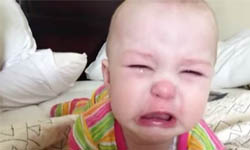 不要再唱了！寶寶不喜歡媽媽唱的《冰雪奇緣》 baby、cry、frozen、Do you want to build a snowman