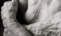 無需隱藏歲月的痕跡 人瑞奶奶們的裸身黑白攝影 攝影、人瑞、百歲、奶奶、女性