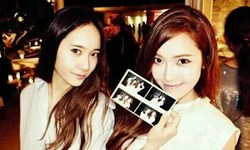 妞快報：妹妹抱著洋娃娃～潔西卡po姊妹童年萌照邀粉絲收看節目 妞快報、潔西卡、水晶、少女時代、f(x)