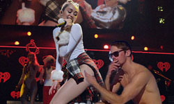 歡迎坐在我大腿上！8個亞歷山大斯嘉德可以坐在哪裡P圖 亞歷山大斯嘉德、Alexander Skarsgård、P圖、PS、Photoshop