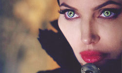 從小就懂得擦唇膏！7個理由證明梅菲瑟是最時尚的迪士尼反派 Maleficent、電影、迪士尼、梅菲瑟、時尚