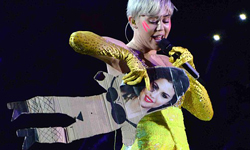 妞快報：演唱會上發洩私人情緒？麥莉往台下丟Selena肖像紙板 妞快報、麥莉、Miley Cyrus、Selena Gomez、肖像、紙板、FU