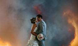 森林大火來了還不快逃命？！火勢蔓延也要堅持完婚的新人 Michael、April、Josh Newton、婚禮、火、森林、農莊、婚紗、照片、攝影、愛情、回憶、難忘