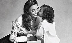 妞快報：小小超模養成中！米蘭達可兒和兒子登雜誌玩親親 妞快報、米蘭達可兒、小弗林、Flynn Bloom、VOGUE