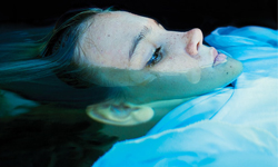 生日變忌日─客人歡唱慶生歌、女孩斃命泳池裡 生日、忌日、派對、慶祝、歡唱