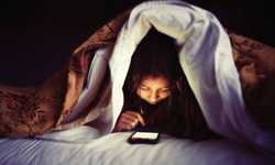 手機用太久會變胖？美最新研究揭露「藍光」對健康的影響 手機、電腦、螢幕、藍光、低頭族、上班族、休息、用眼、光線、體重、變胖、健康、保健、知識、美國、研究、睡眠、聯合專業睡眠學會、葡萄糖、代謝、失眠