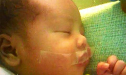 嬰兒太吵遭護士膠帶封嘴！粗暴扯破嘴皮惹家長震怒 哭鬧、吵鬧、封嘴、膠帶、家長、震怒、憤怒、惱人、專業、人道、醫院、醫療、醫學、新生兒、寶寶、嬰兒、男嬰、男孩、男童、恐怖、Yohannes Noval、Jasmine Janice、Ryan Noval、Rye Kido