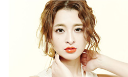 搶眼又優雅！夏日韓系妝髮DIY教學大公開 choc、尹恩惠、2NE1、低馬尾、韓系